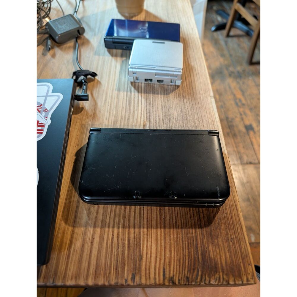 Nintendo 3DS XL Black SPR-001 Handheld Console + OEM Charger FOR PARTS/REPAIR